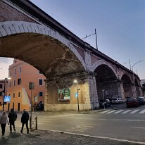 Vatikan_ (11) Da droben geht die Bahnlinie in den Vatikan