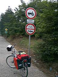 Mit dem Rad auf der Hauptstraße mit Fahrradfahrverbot