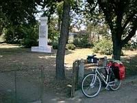 Kriegerdenkmäler mit schattigem Park