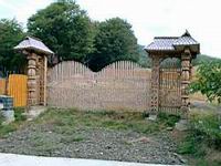 Geschnitzte Hofeinfahrt