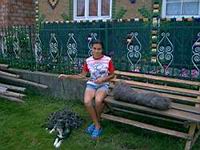 Das Mächen spinnt Schafwolle