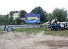7 Menschen waren damit beschäftigt, das Plakat aufzuhängen